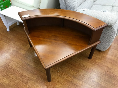 家具のテーブル