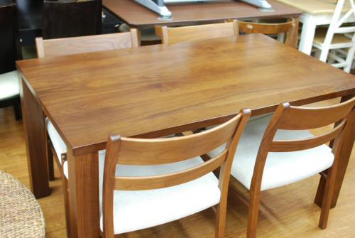 ダイニングセットの家具