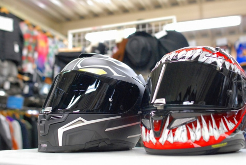 ヘルメットのフルフェイス