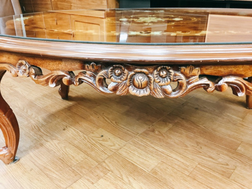 テーブルの象嵌彫刻