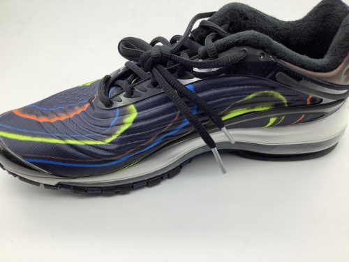 ローカットスニーカーの千葉