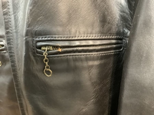 レザーライダースジャケットの千葉