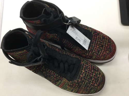 スニーカーのシューズ