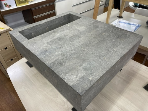 HUKLAのストーンテーブル