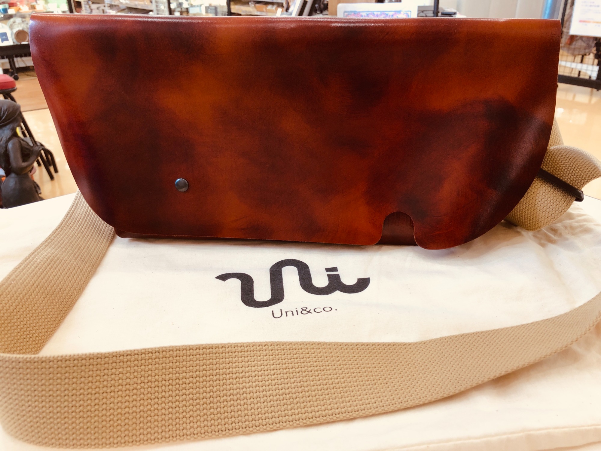 Uni&co. (ユニアンド コー) メッセンジャーバッグ(S) Uni&co. ユニアンドコー レザー メッセンジャー バッグ XS 紺