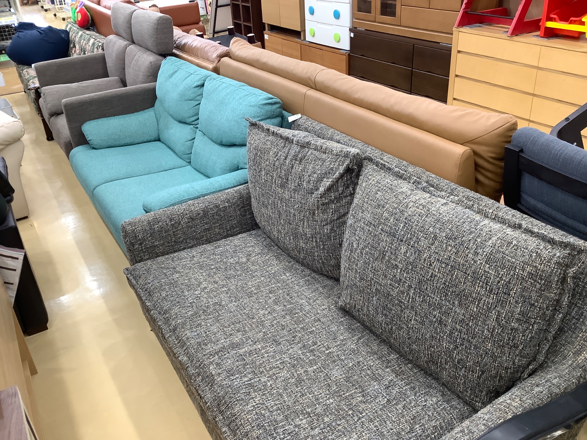 展示中のソファー値下げしました！新生活の準備は是非トレファク本庄店