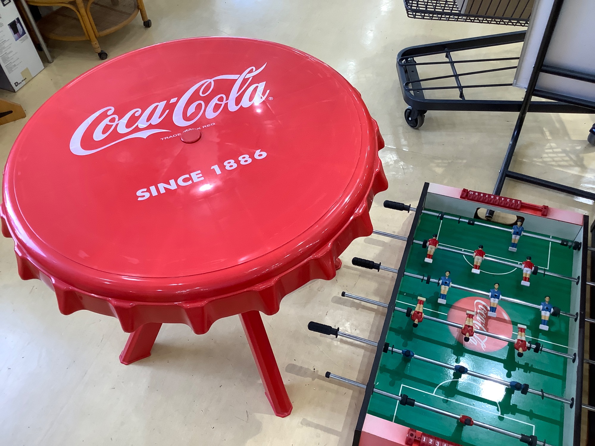 【トレファク ラパーク岸和田店】Coca Cola カフェテーブル 入荷しました。 レトロな”コカ・コーラ”ボトルキャップテーブル&チェアが入荷いたし