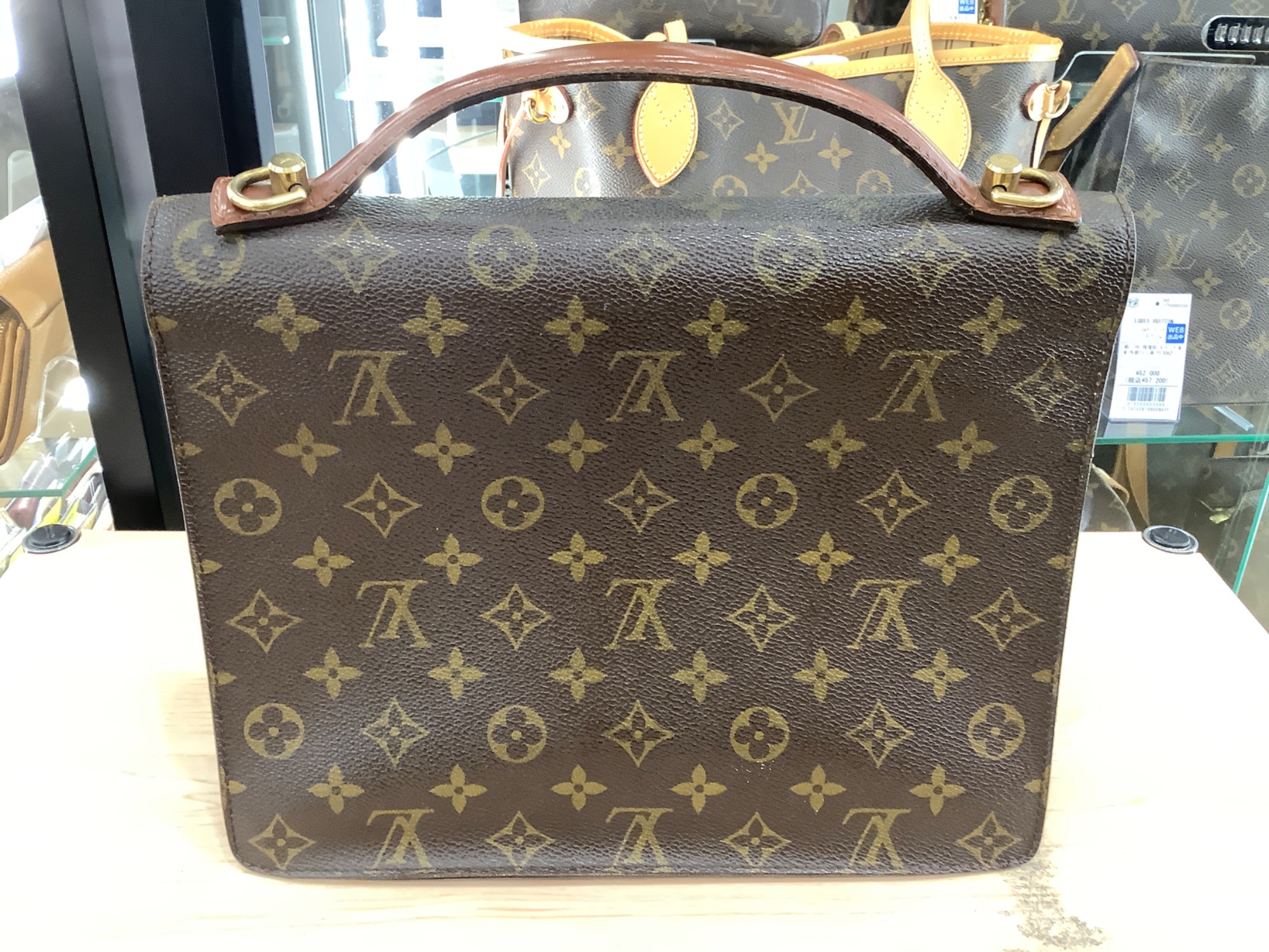 LOUIS VUITTON(ルイヴィトン) M51185 モノグラム モンソー 入荷いたし