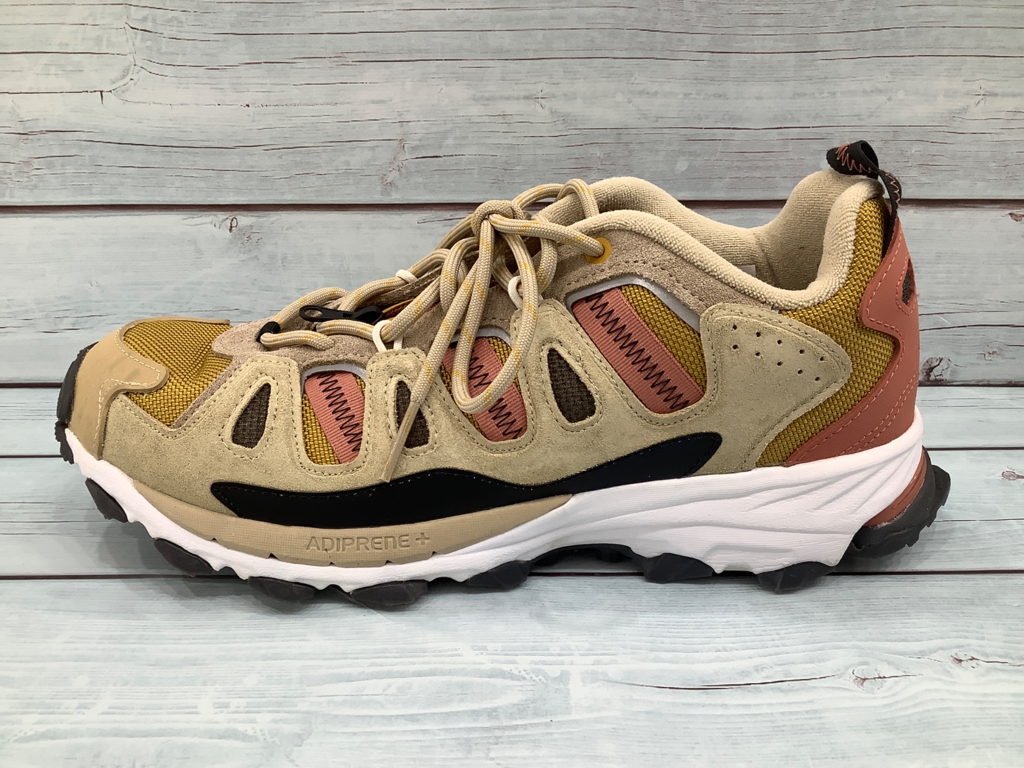 adidas（アディダス）スニーカー Superturf Adventure 入荷