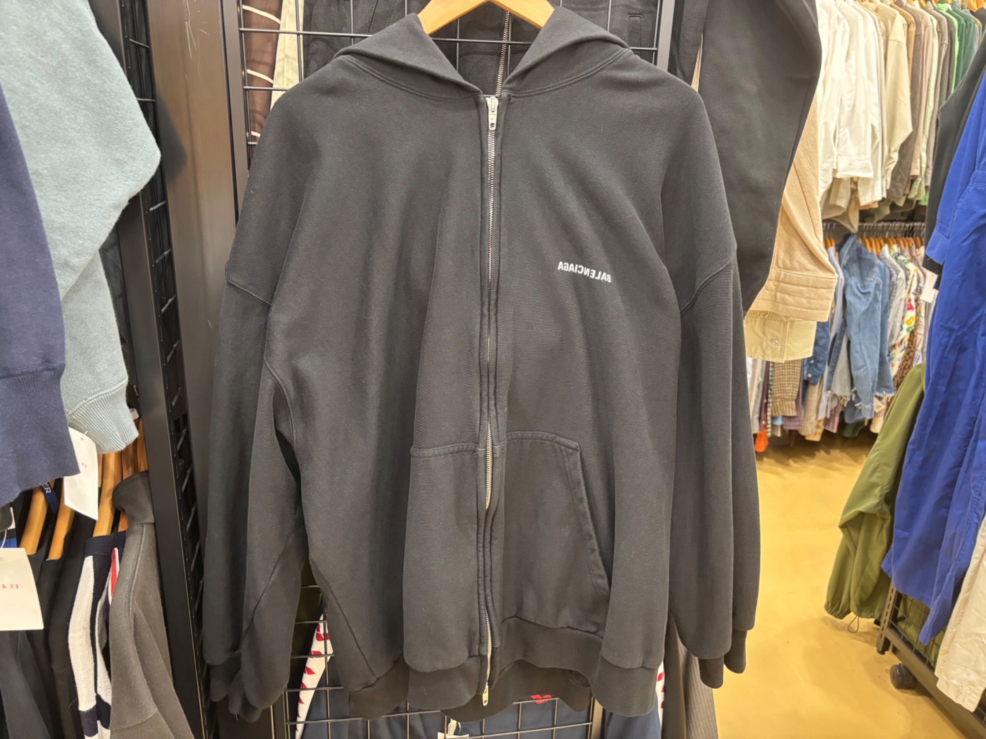 BALENCIAGA (バレンシアガ) ミラーロゴジップパーカー入荷いたしました