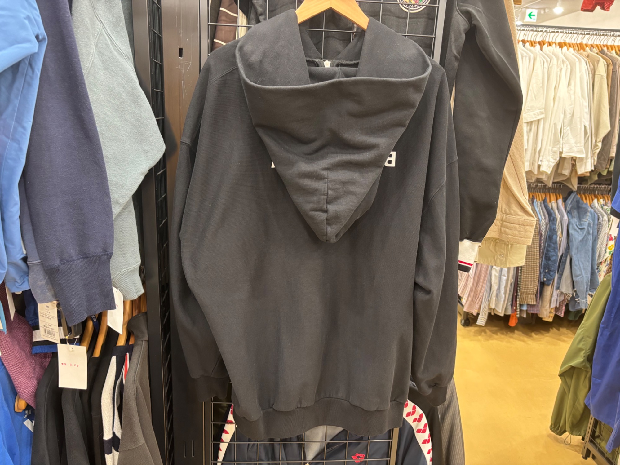 BALENCIAGA (バレンシアガ) ミラーロゴジップパーカー入荷いたしました