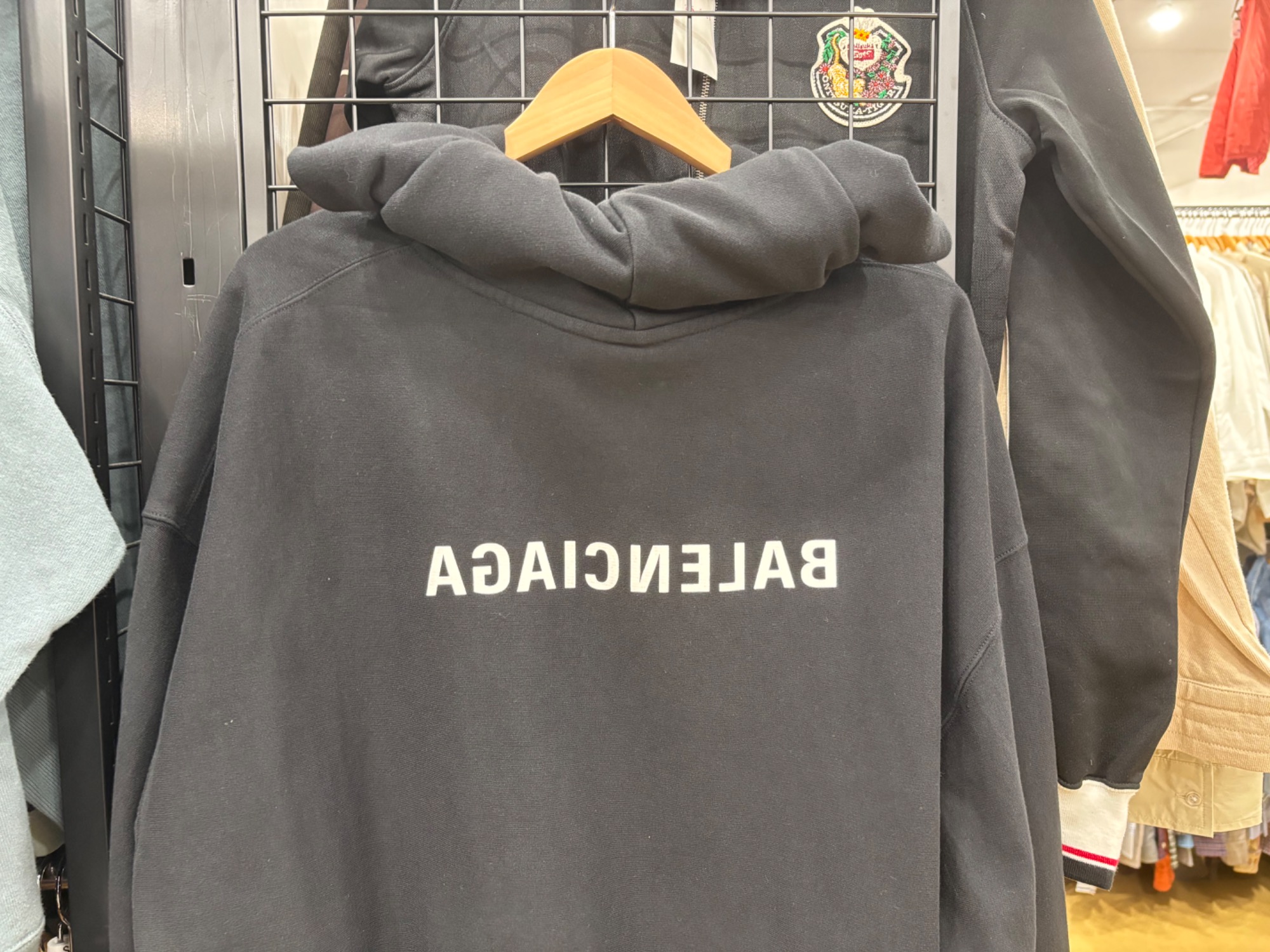 BALENCIAGA (バレンシアガ) ミラーロゴジップパーカー入荷いたしました