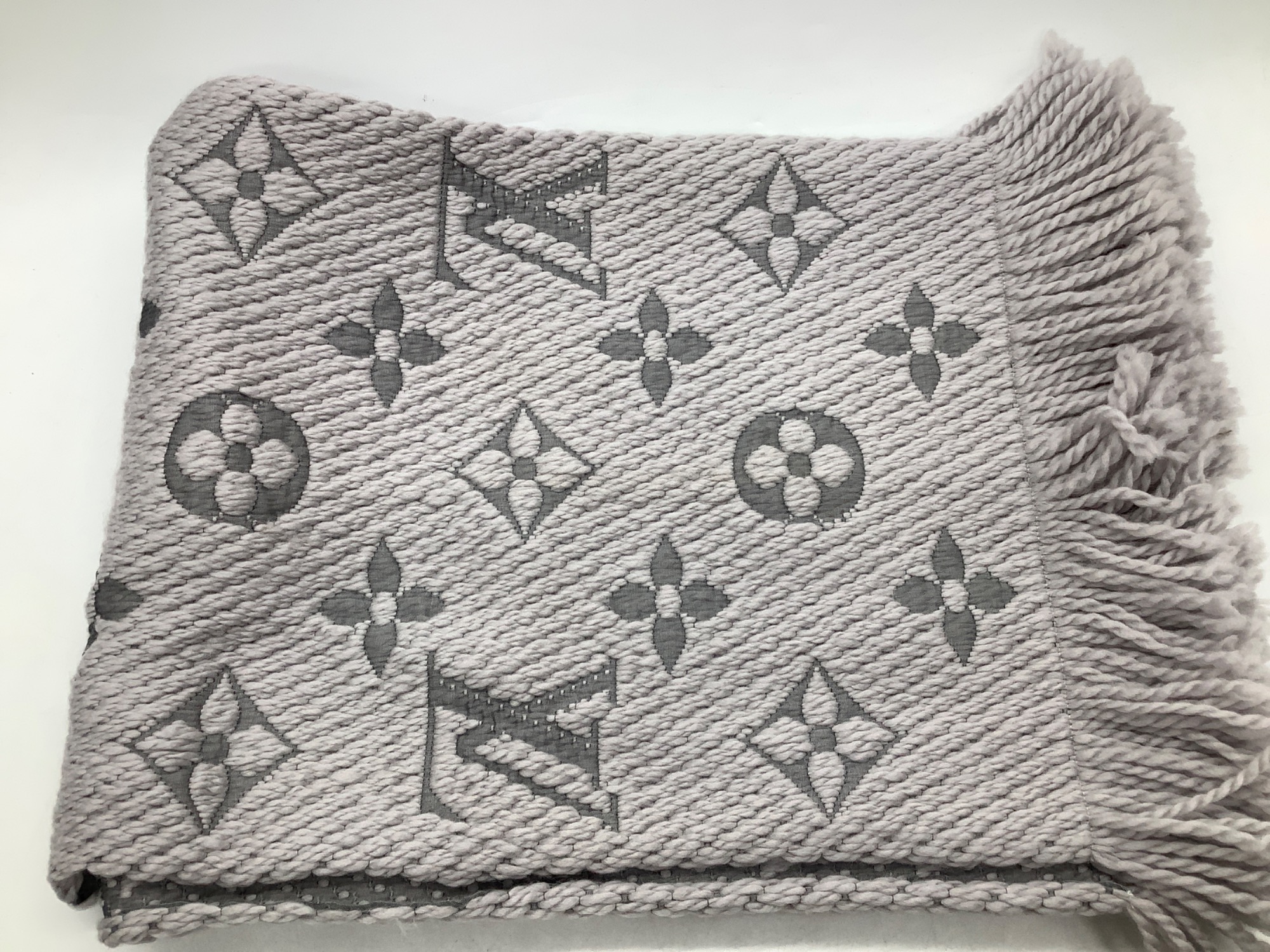 SUZU さま専用♡LOUIS VUITTON 　エシャルプ　ロゴマニア　グレー LOUIS VUITTON マフラー エシャルプ ロゴマニア 入荷いたしまし