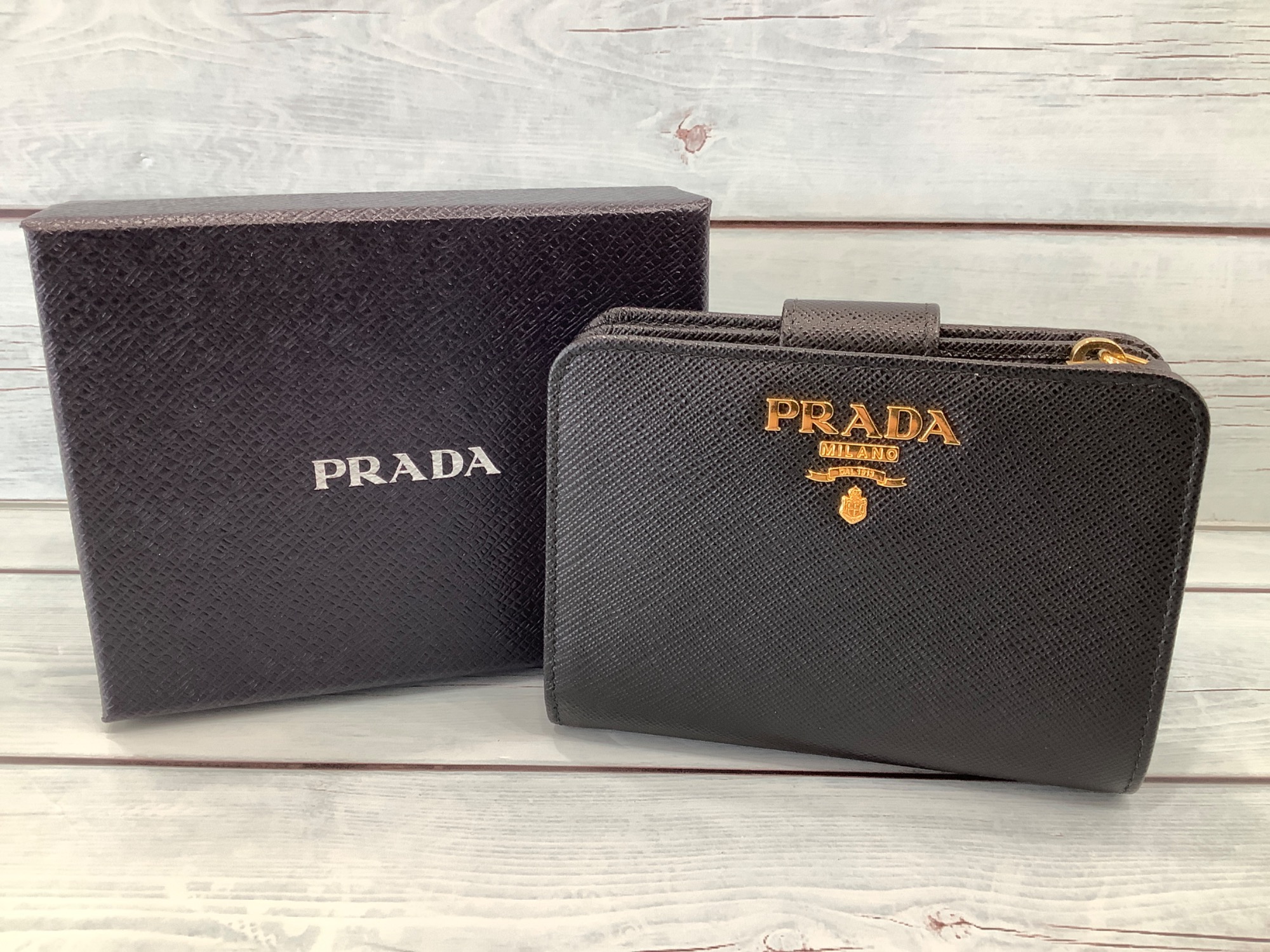 プラダ　二つ折り財布　本日お取引きできる方　お値下げ PRADA（プラダ）サフィアーノ2つ折り財布 入荷いたしました！｜2025年
