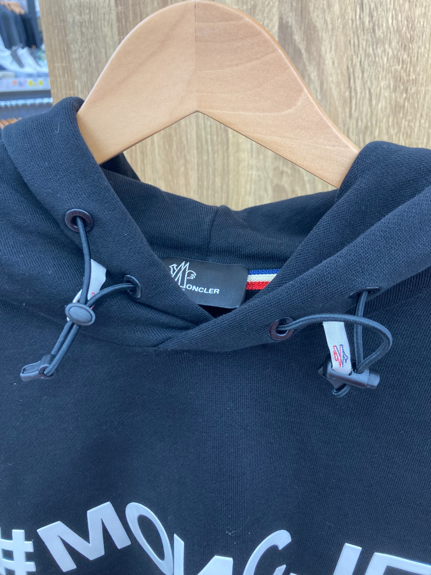 MONCLER(モンクレール)のプルオーバーパーカーをご紹介いたし