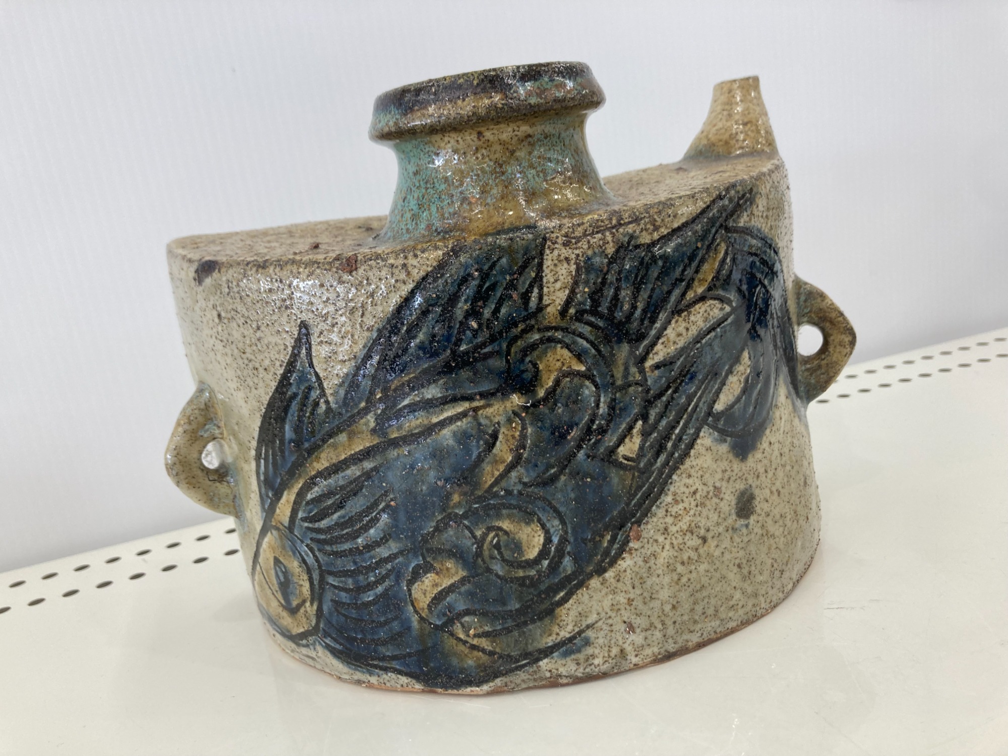 人間国宝　金城次郎  抱瓶（ダチビン） 壺屋焼 人間国宝 金城次郎作 魚文抱瓶 – 生活民芸 なかむた