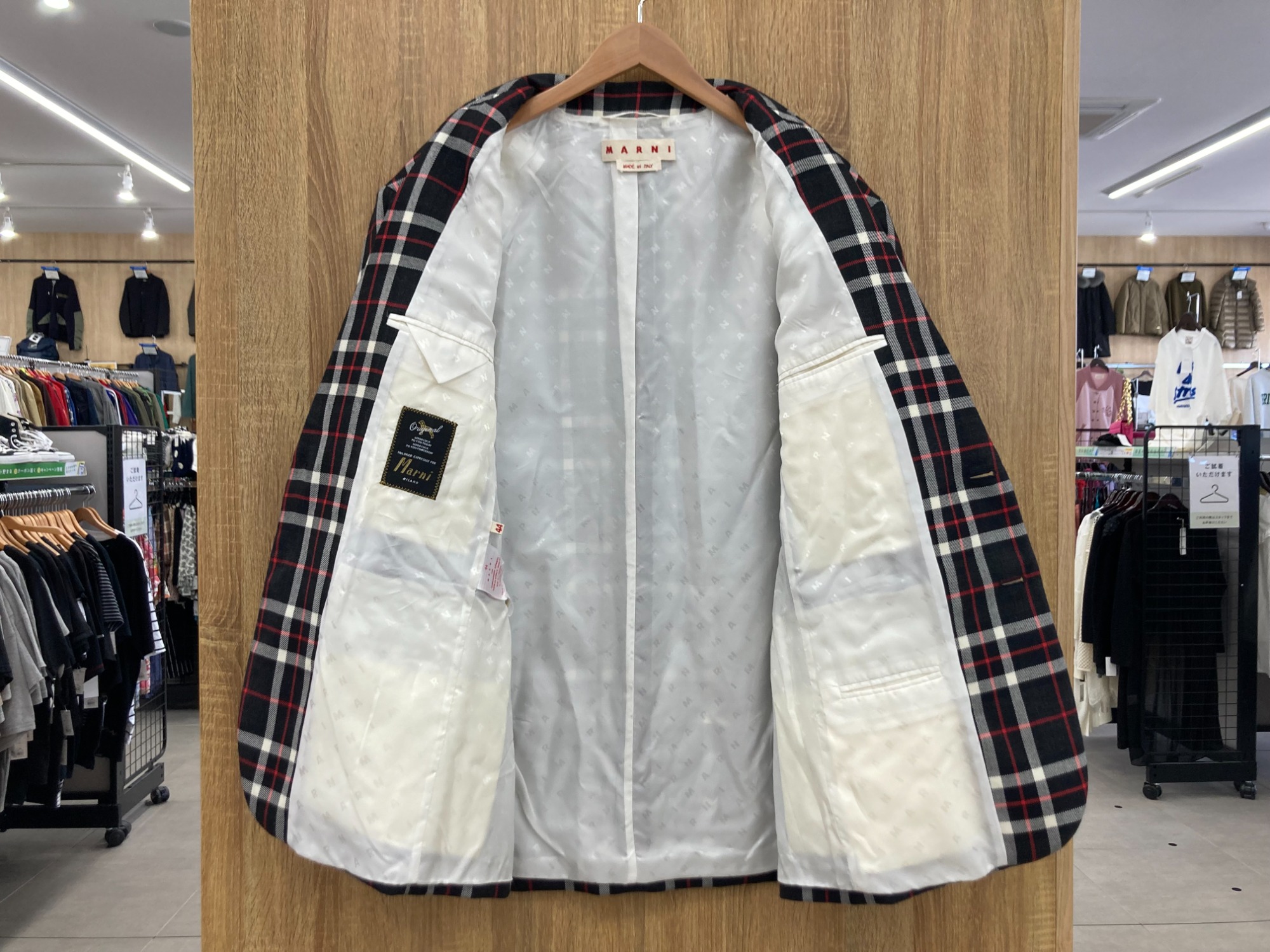 MARNI(マルニ)のテーラードジャケットをご紹介いたします MARNI(マルニ)のテーラードジャケットをご紹介いたします