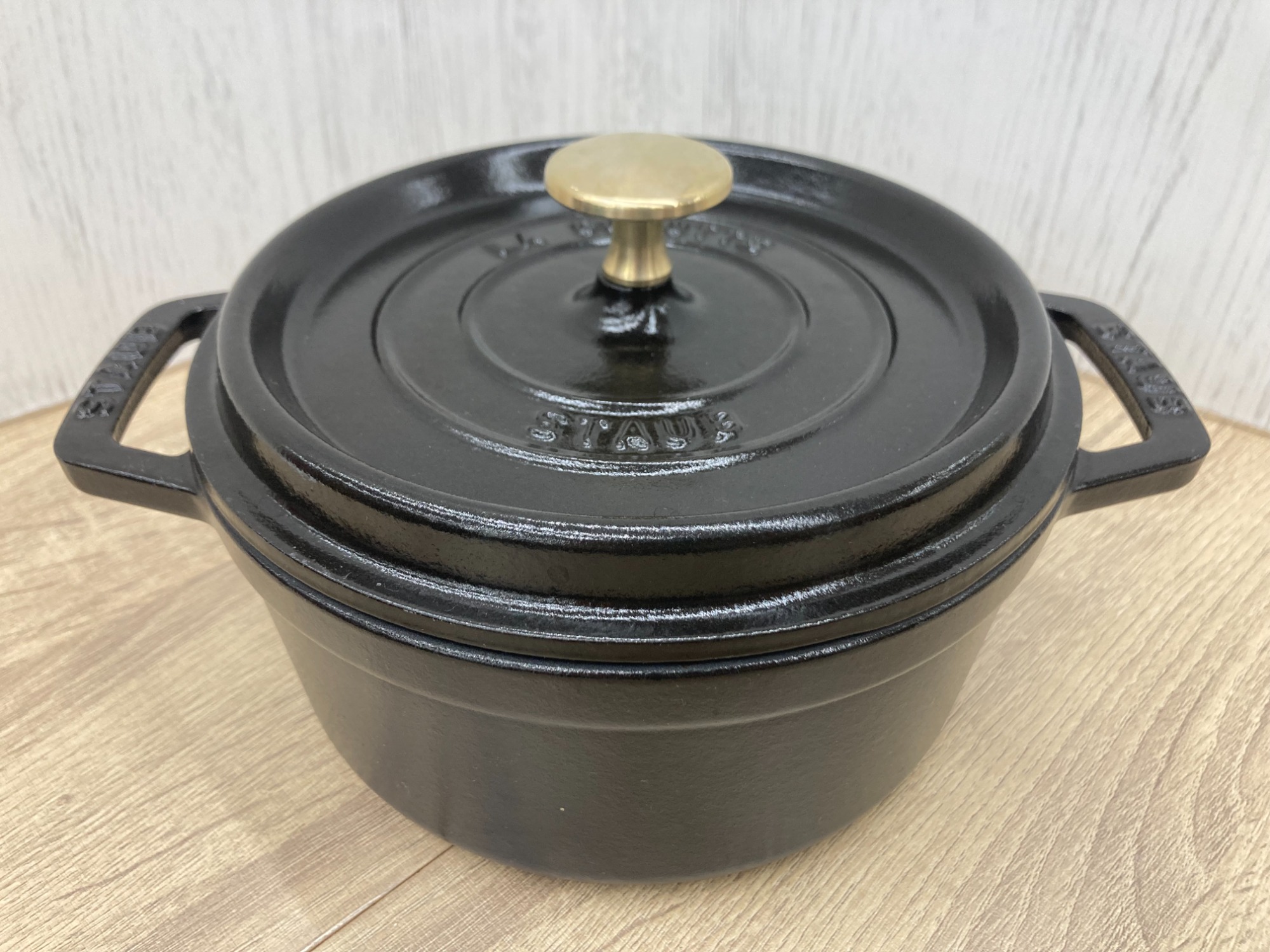 Staub(ストウブ)のCOCOTTE RONDE 18CM 1.7Lをご紹介いたします