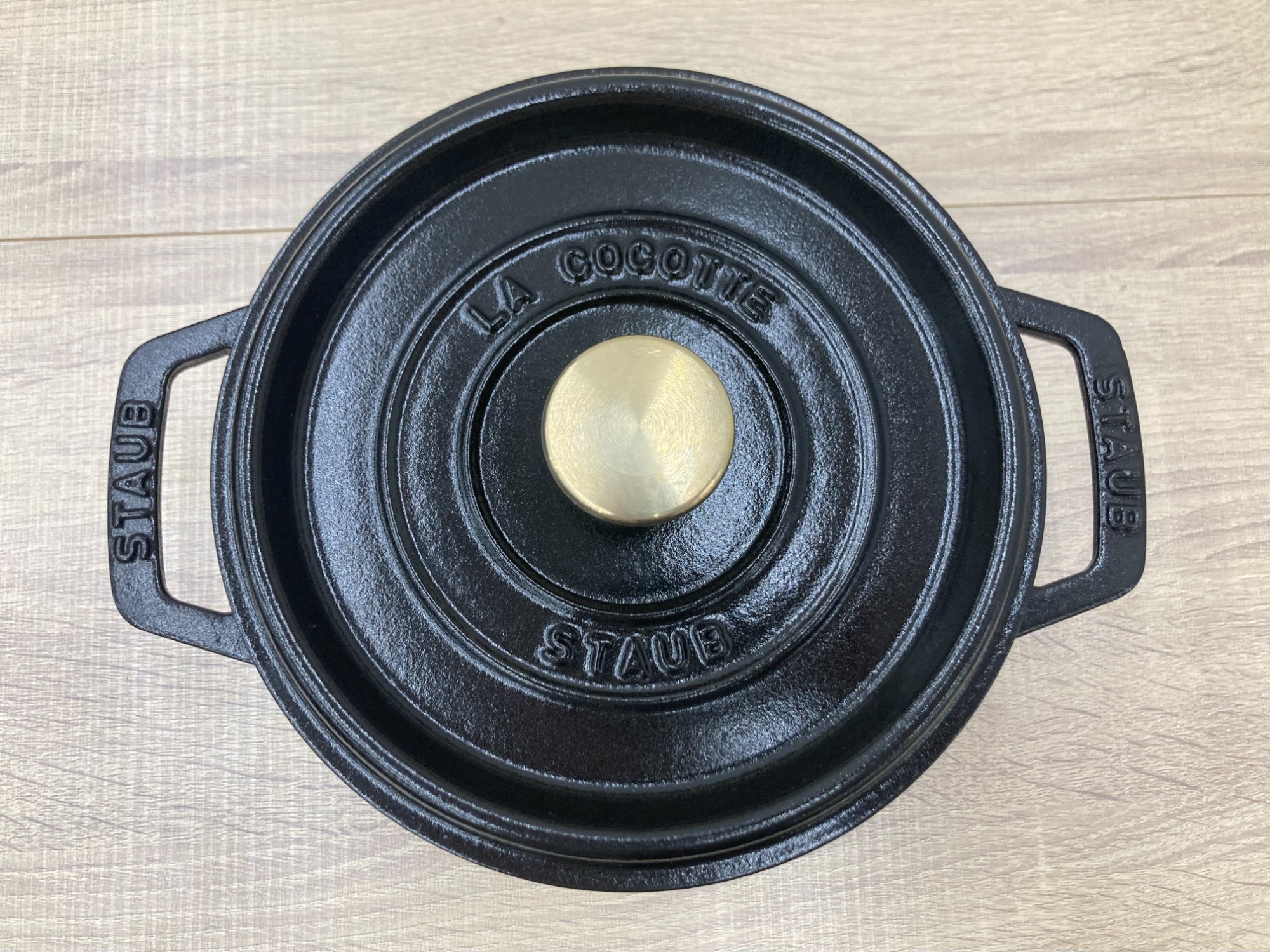 ストウブ　STAUB Cocotte Ronde 18cm ブラック Staub(ストウブ)のCOCOTTE RONDE 18CM 1.7Lをご紹介いたします
