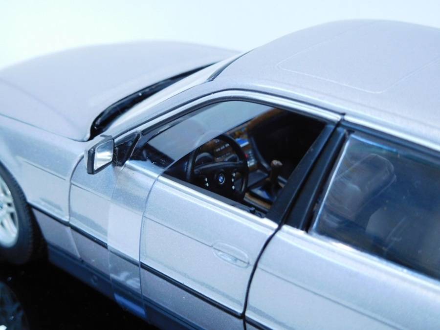 ◇BMW 750iL 007ボンドカー☆1/24スケール・ミニカー☆ご紹介