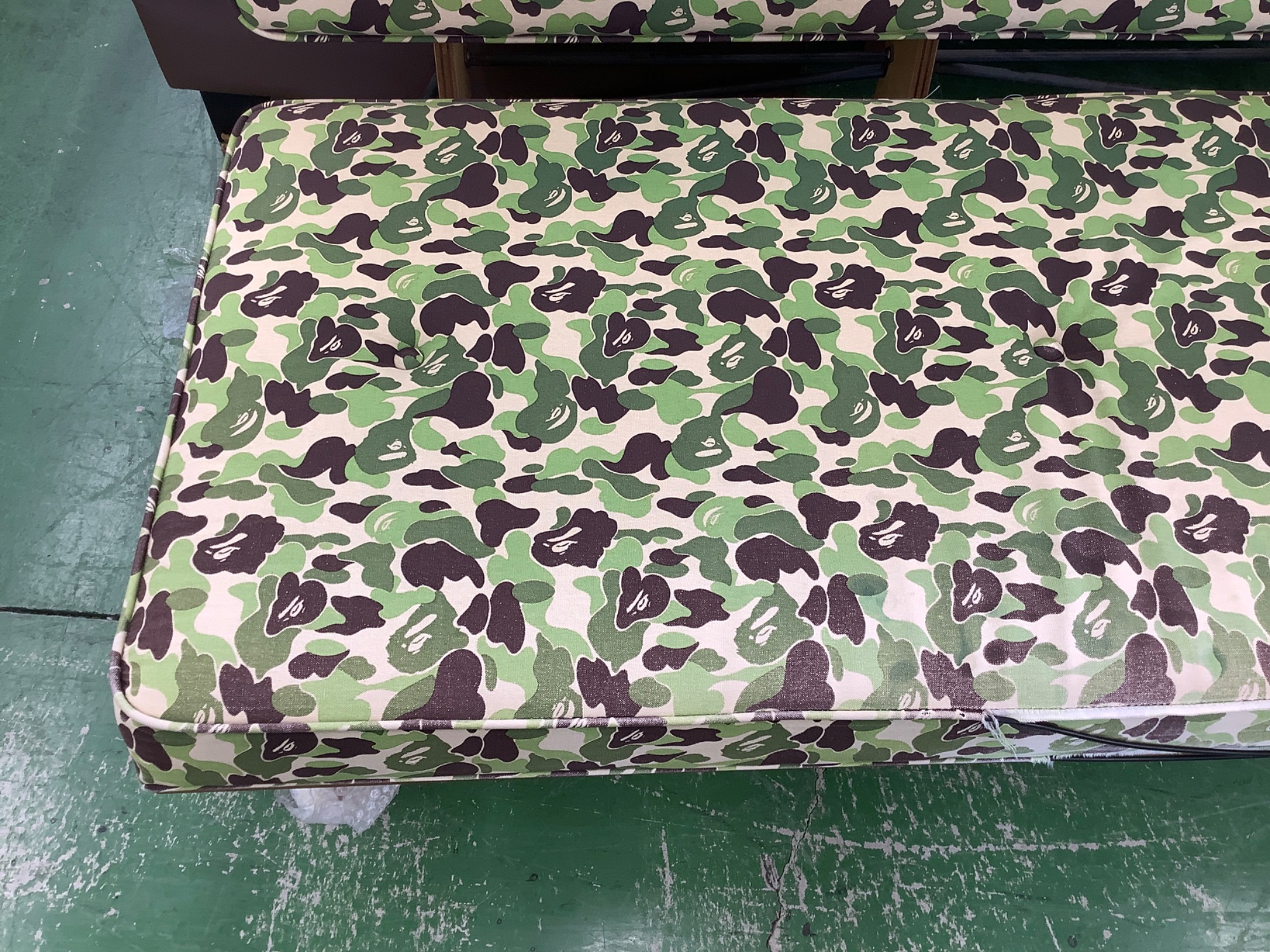 【非売品・新品未使用】AAPE BY A BATHING APE® エアーソファ Web出品中！！】A BATHING APE（アベイシングエイプ）2人掛けソファー