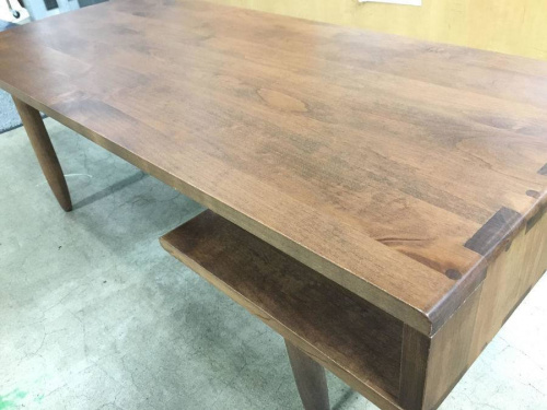 家具のテーブル
