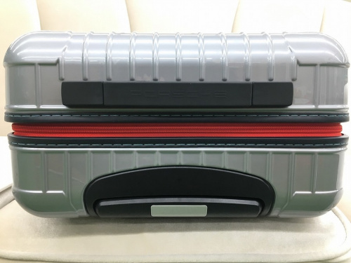 スーツケースの草加