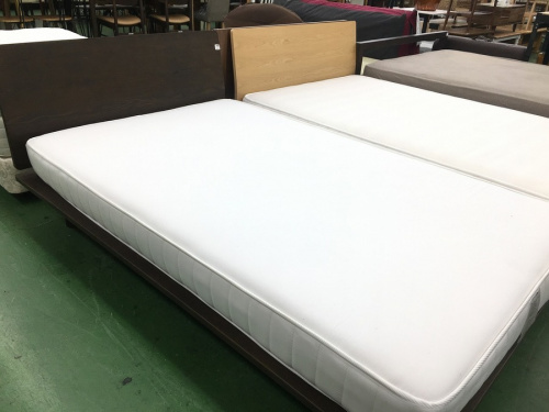 アンティーク調のラウンドテーブル