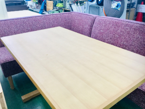 生活家具のテーブル
