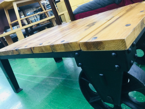 生活家具のテーブル