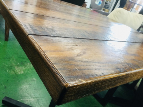 生活家具のテーブル