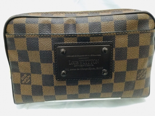 ボディーバッグのLOUIS VUITTON