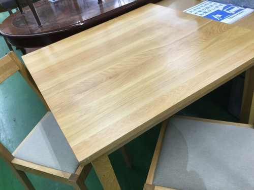 生活家具のテーブル