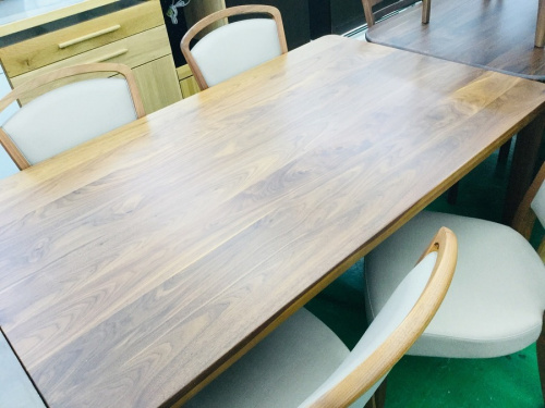 生活家具のテーブル