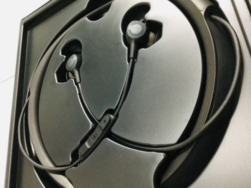 オーディオ機器のヘッドホン