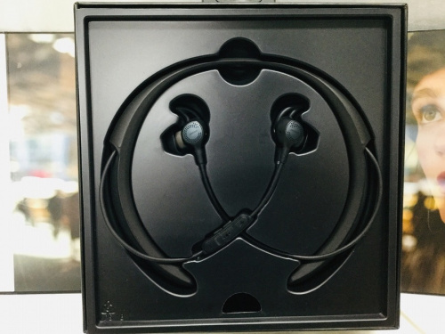 ヘッドホンのワイヤレスノイズキャンセリングヘッドホン