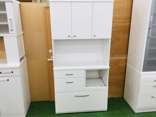 キッチン収納の3枚扉食器棚