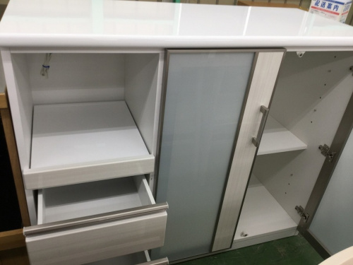 キッチン収納の3枚扉食器棚