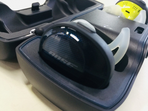 オーディオ機器のヘッドホン