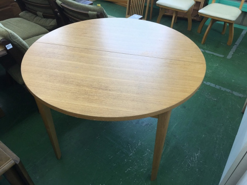 家具のテーブル