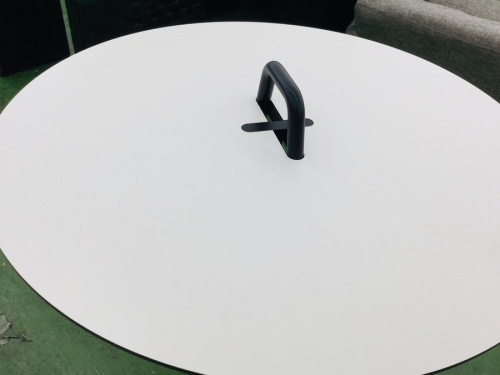 生活家具のテーブル