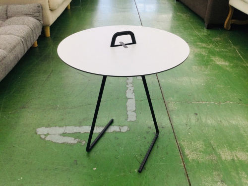 テーブルのサイドテーブル