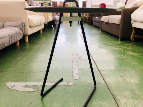 サイドテーブルのMOEBE