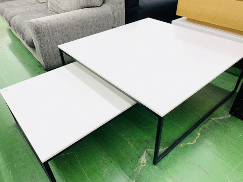 家具のテーブル