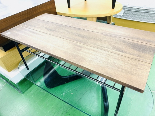 生活家具のテーブル