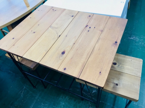 生活家具のテーブル