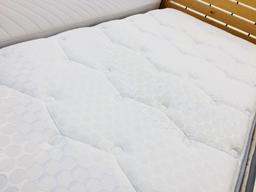 家具のテーブル