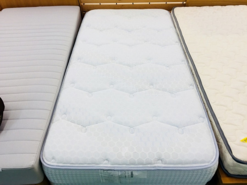 テーブルのベッド