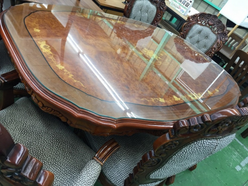 生活家具のテーブル