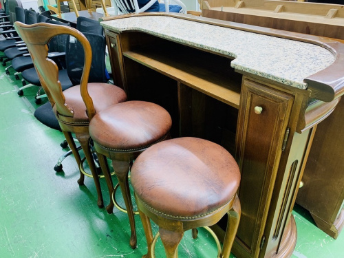 生活家具のテーブル